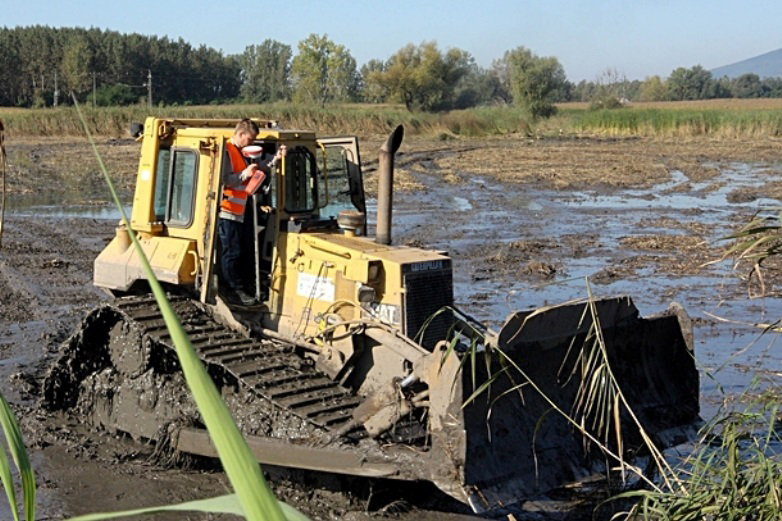 Földmérés korszerű GPS technológiával egy lánctalpas gép fedélzetén