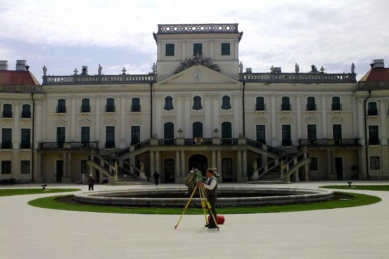 Földmérés a Fertődi Kastélynál restaurálási munkákhoz történő méretellenőrzésekkel és egyéb eljárásokkal