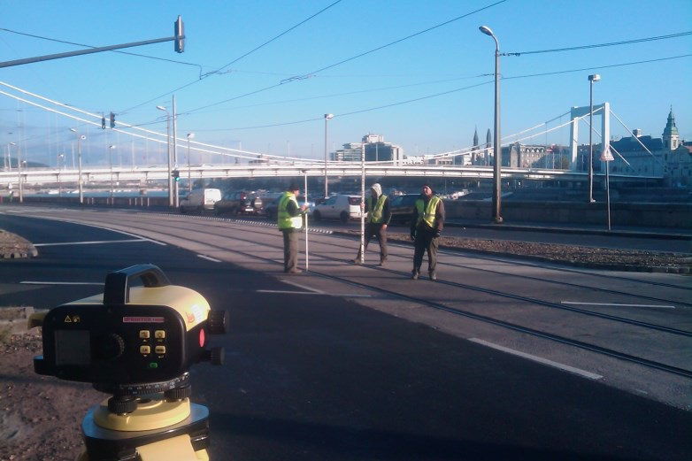 Földmérés és szintezés Budapest egyik villamosvonalán
